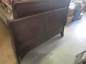 lot 335 image: (CS) Wood Queen Size Sleigh Bed Frame - Needs Repair, Piece Included - See Photos