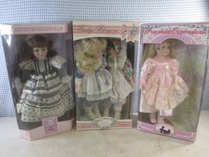 lot 326 image: (D-2) 4 Porcelain Dolls with Stand in 3 Boxes
