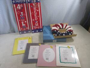 lot 323 image: (EC1) 4th of JulySummer Plaques, Avon American Wreath In Box and 4 - 5x7 Photo Borders