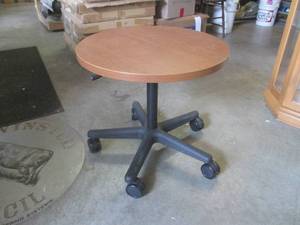lot 299 image: (FS) Steelcase 24 Round Adjustable Height Table - Adjusts 21 34 to 31 34 High