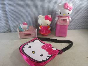 lot 289 image: (BS) Hello Kitty Popcorn Popper, Coin Bank, Alarm Clock and PurseBag