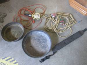lot 277 image: (BR1) Work Light, Large Rubber FoodWater Bowls Etc