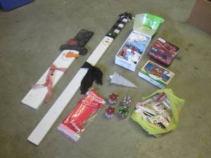 lot 97 image: (FS) Christmas Decor