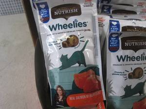 lot 390 image: (B-2) 12 Pouches Wheelies Salmon Crunchy & Smooth Cat Treats Best by Feb 2024