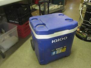 lot 5 image: (EW3) Igloo Latitude 60 Roller Cooler