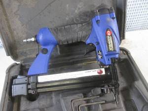 lot 13 image: (CS) Campbell Hausfeld 18 Gauge 14 Crown Stapler with Case