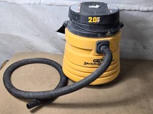 lot 6 image: Genie 6 Gallon Wet Dry Vac