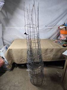 lot 12 image: Lot of 12 Tomato Cages