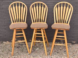 lot 19 image: Lot of 3 Very Nice Swiveling Counter Height Stools