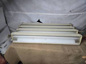 lot 20 image: Lot of 4 - 4 Flourescent Lights