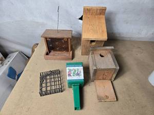 lot 22 image: Bird Houses and Feeders