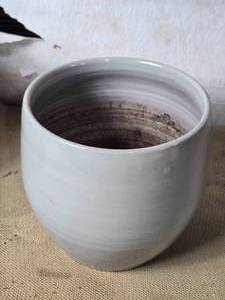lot 26 image: 9 12 Tall Ceramic Flower Pot