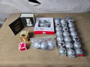lot 39 image: Snowbabies and Christmas Tree Bulbs
