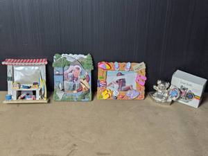 lot 59 image: Lot of 4 Decorative Picture Frames