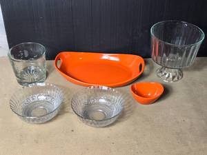 lot 69 image: Rachel Ray and Other Glass Serving Dishes