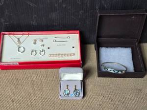 lot 102 image: 18k Glacier Pearl Earrings, Bracelet, Jewelry Set