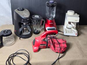 lot 147 image: Melitta Espresso Maker, Salton Espresso Maker, Blender, Hand Vacuum
