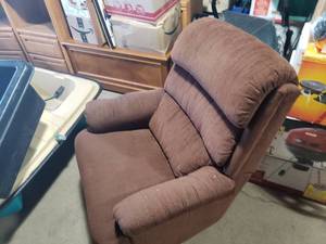 lot 40 image: Brown Cloth Recliner