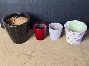 lot 25A image: Lot of 4 Flower Pots  Planters