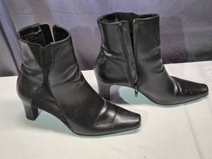 lot 105J image: Womens Size 6 12 Black Leather Ankle Boots