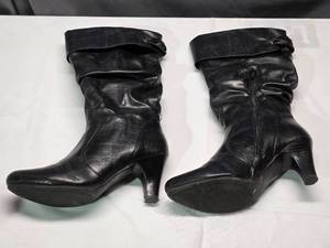 lot 105K image: Womens Size 6M Black Boots