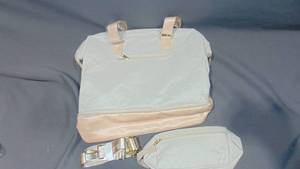 lot 52 image: Expandable Travel Duffle Bag Set With USB