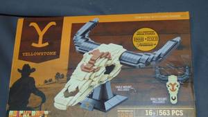 lot 107 image: Yellowstone One Steer Skull 563 Pieces Brick Set Brickcraft 2023 Paramount
