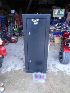 Nomak gun cabinet. Approx 10 guns. Nice condition. Includes 2 keys.