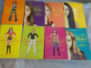 lot 16 image: 8 Sara Shepard Books...