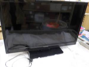lot 34 image: 31 Funaki TV with Remote tested and works