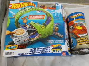 lot 156 image: Hot Wheels Bundle
