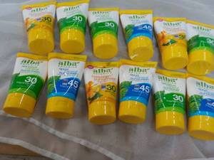 lot 200 image: 12 x 4 oz Alba Sunscreen...