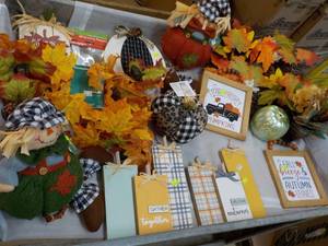 lot 207 image: Fall Dcor...
