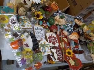 lot 209 image: Fall Dcor...