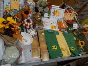 lot 210 image: Fall Dcor...