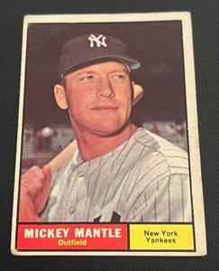 lot 1 image: 1961 Mickey Mantle #300 Vintage Baseball Card