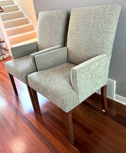 lot 40 image: Pair of Upholstered Elegant Ethan Allen Armchairs