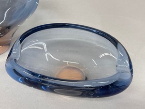 lot 28 image: Mstisov Blue And Pink Glass Bowls by Hana Machovska, Made In Czechoslovakia