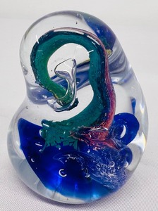lot 69 image: Vintage Beautiful Colored Paperweight by Dynasty Gallery Heirloom Collectables