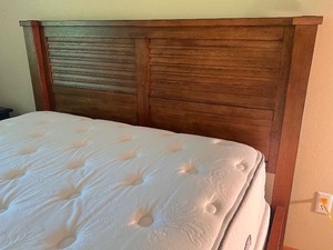 lot 55 image: Lovely Drake Queen Bed by Ethen Allen