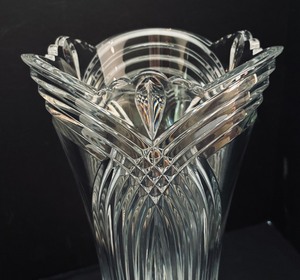 lot 88 image: Saks Fifth Avenue Regent Crystal Vase