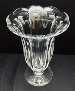lot 77A image: Gorgeous Thick Glass Elegant Vase