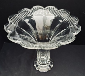 lot 90 image: Antique Heisey Ridgeleigh Vase