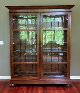 lot 16 image: Elegant Henredonn Double Door Glass Front Display Cabinet
