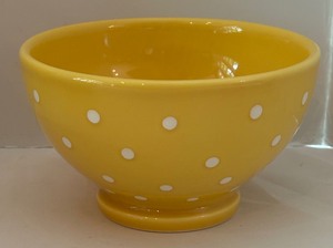 lot 102 image: Four Matceramica Yellow Bowls with White Polkadots