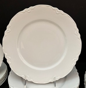 lot 59A image: Hutschenreuther China Grouping