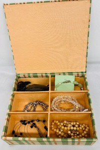lot 127 image: Vintage Box with Jewelry and Coin Purse