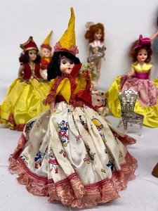 lot 215 image: Assorted Vintage Dolls