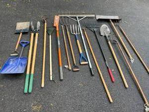 lot 221 image: Long Handled Tool Lot