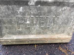 lot 226 image: Vintage Peavey Metal Milk Crate